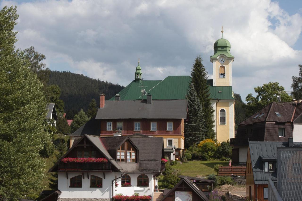 Enjoyharrachov - Atraktivni Klidny Klimatizovany Apartman 20 V Centru Harrachova S Parkovanim, Wifi-Wlan, Sat, Herni Konzoli, Ipad, Netflix Zdarma, Moznosti Dobijeni Auta, Vyhledem Do Zahrady A Na Romanticky Kostelik ภายนอก รูปภาพ