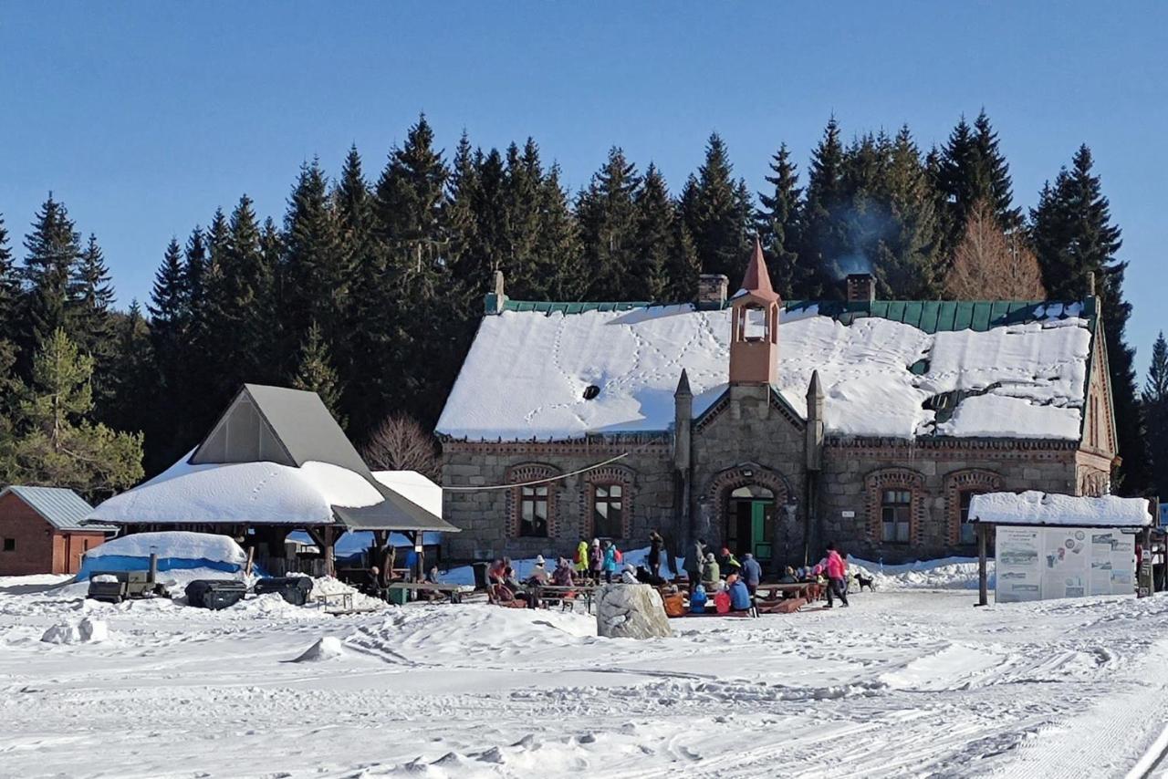 Enjoyharrachov - Atraktivni Klidny Klimatizovany Apartman 20 V Centru Harrachova S Parkovanim, Wifi-Wlan, Sat, Herni Konzoli, Ipad, Netflix Zdarma, Moznosti Dobijeni Auta, Vyhledem Do Zahrady A Na Romanticky Kostelik ภายนอก รูปภาพ