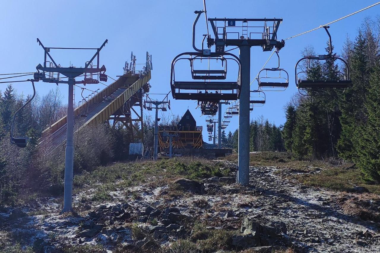 Enjoyharrachov - Atraktivni Klidny Klimatizovany Apartman 20 V Centru Harrachova S Parkovanim, Wifi-Wlan, Sat, Herni Konzoli, Ipad, Netflix Zdarma, Moznosti Dobijeni Auta, Vyhledem Do Zahrady A Na Romanticky Kostelik ภายนอก รูปภาพ