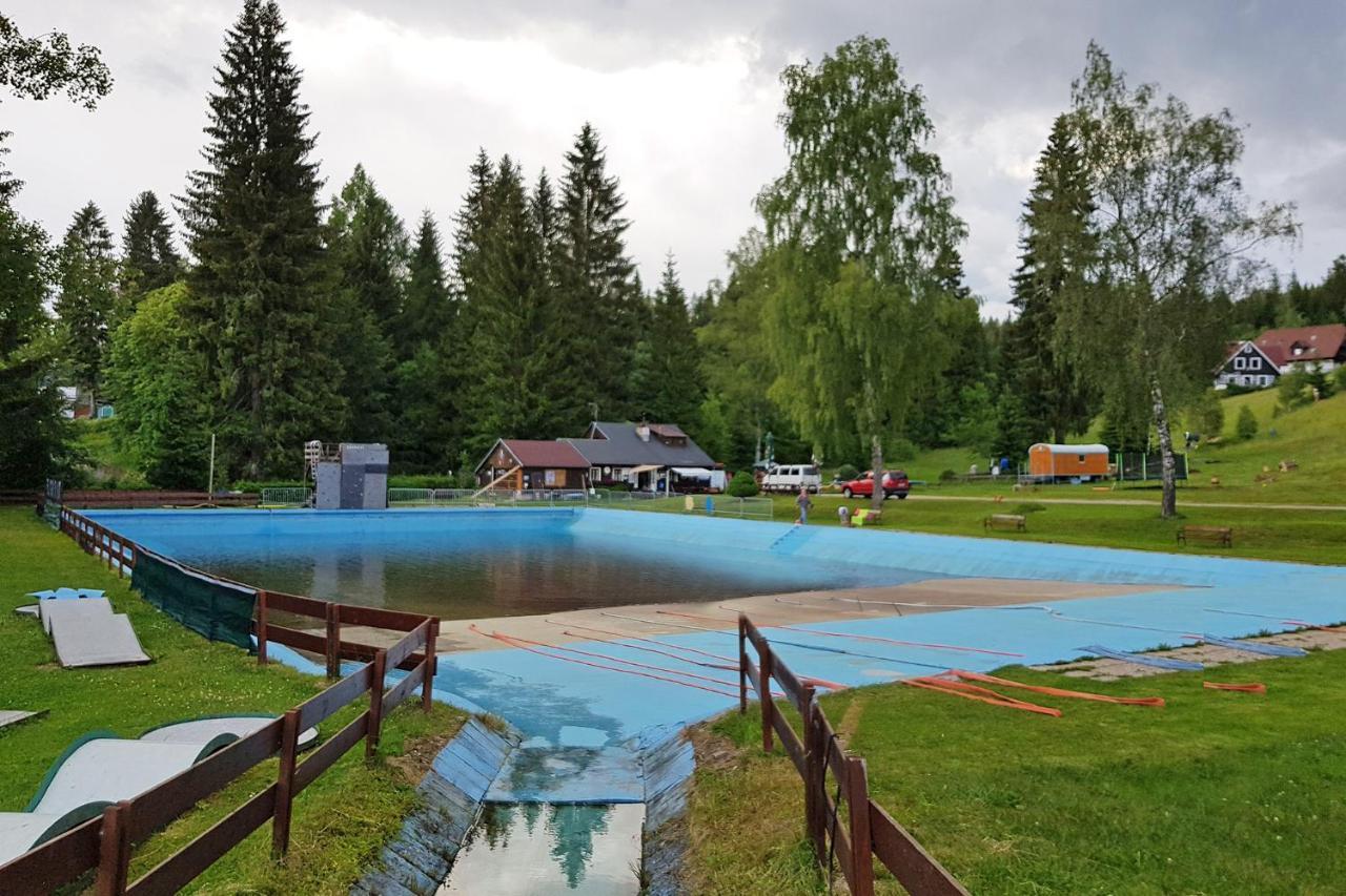 Enjoyharrachov - Atraktivni Klidny Klimatizovany Apartman 20 V Centru Harrachova S Parkovanim, Wifi-Wlan, Sat, Herni Konzoli, Ipad, Netflix Zdarma, Moznosti Dobijeni Auta, Vyhledem Do Zahrady A Na Romanticky Kostelik ภายนอก รูปภาพ