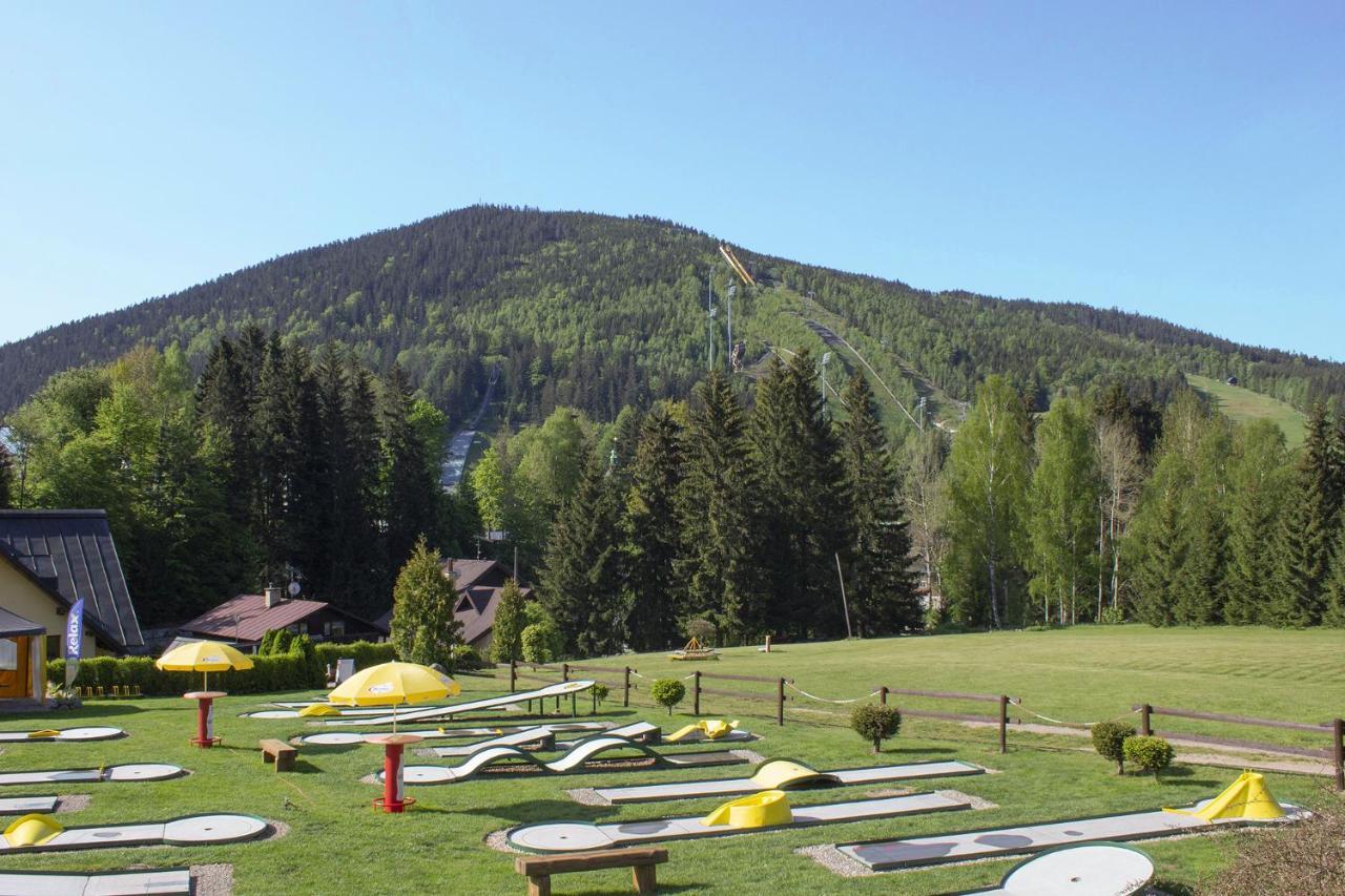 Enjoyharrachov - Atraktivni Klidny Klimatizovany Apartman 20 V Centru Harrachova S Parkovanim, Wifi-Wlan, Sat, Herni Konzoli, Ipad, Netflix Zdarma, Moznosti Dobijeni Auta, Vyhledem Do Zahrady A Na Romanticky Kostelik ภายนอก รูปภาพ