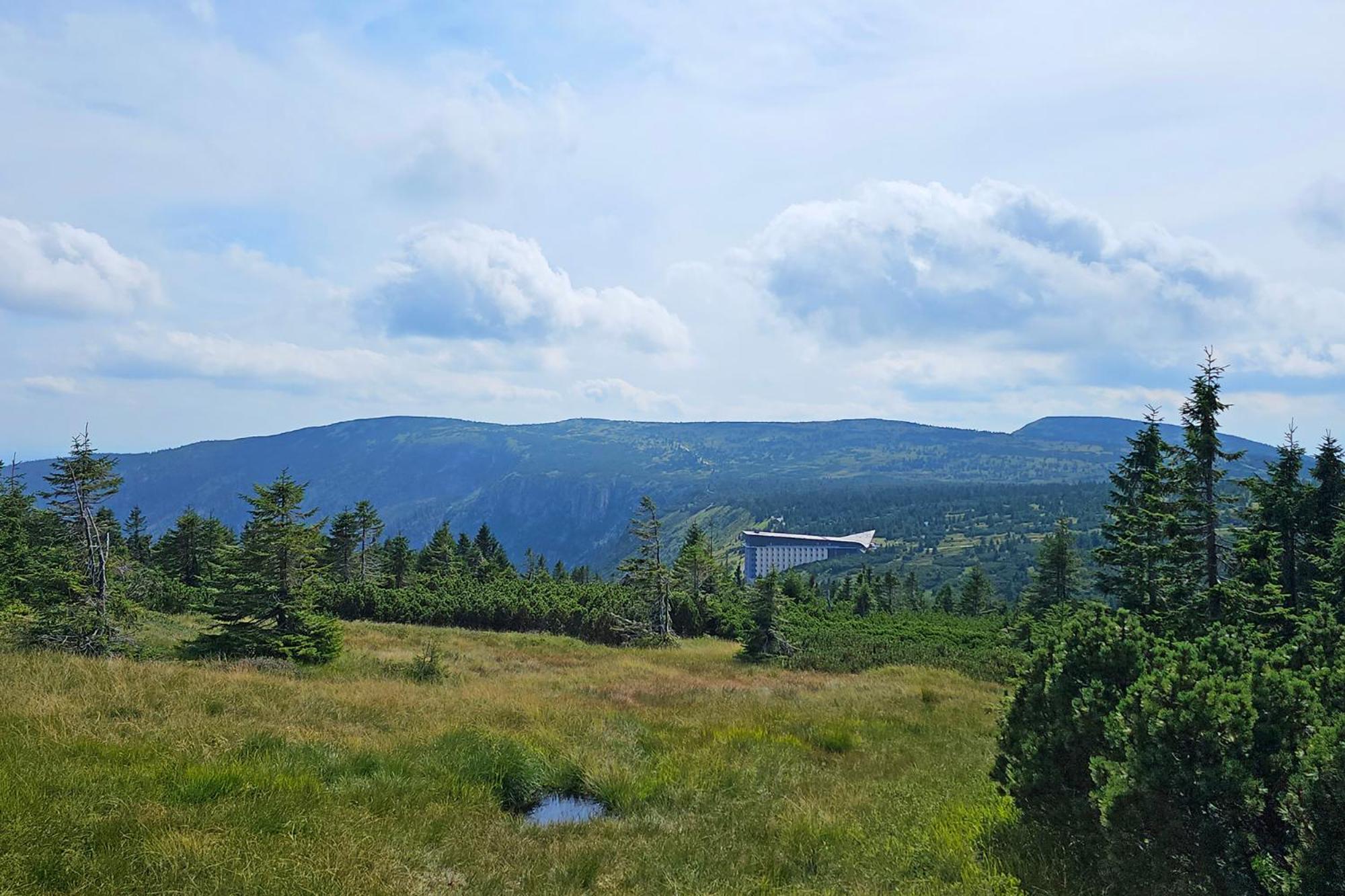 Enjoyharrachov - Atraktivni Klidny Klimatizovany Apartman 20 V Centru Harrachova S Parkovanim, Wifi-Wlan, Sat, Herni Konzoli, Ipad, Netflix Zdarma, Moznosti Dobijeni Auta, Vyhledem Do Zahrady A Na Romanticky Kostelik ภายนอก รูปภาพ