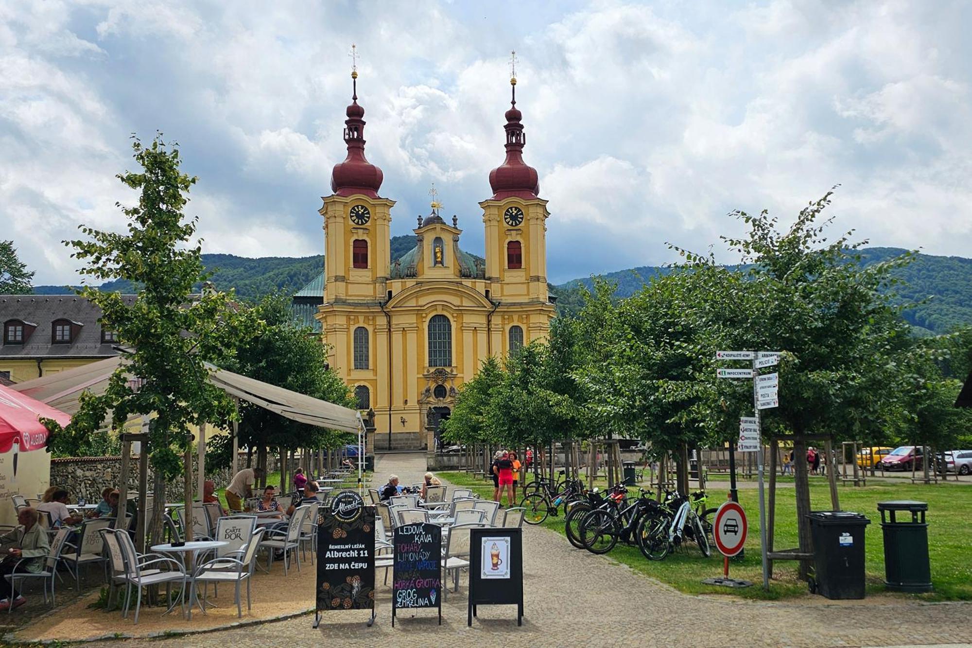 Enjoyharrachov - Atraktivni Klidny Klimatizovany Apartman 20 V Centru Harrachova S Parkovanim, Wifi-Wlan, Sat, Herni Konzoli, Ipad, Netflix Zdarma, Moznosti Dobijeni Auta, Vyhledem Do Zahrady A Na Romanticky Kostelik ภายนอก รูปภาพ