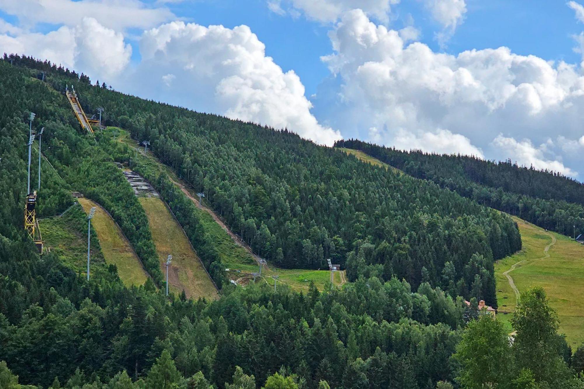Enjoyharrachov - Atraktivni Klidny Klimatizovany Apartman 20 V Centru Harrachova S Parkovanim, Wifi-Wlan, Sat, Herni Konzoli, Ipad, Netflix Zdarma, Moznosti Dobijeni Auta, Vyhledem Do Zahrady A Na Romanticky Kostelik ภายนอก รูปภาพ