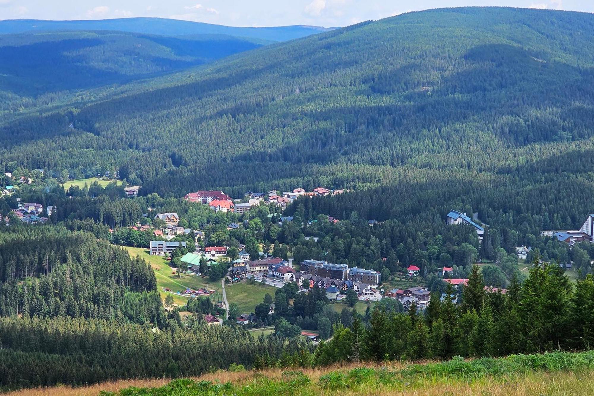 Enjoyharrachov - Atraktivni Klidny Klimatizovany Apartman 20 V Centru Harrachova S Parkovanim, Wifi-Wlan, Sat, Herni Konzoli, Ipad, Netflix Zdarma, Moznosti Dobijeni Auta, Vyhledem Do Zahrady A Na Romanticky Kostelik ภายนอก รูปภาพ