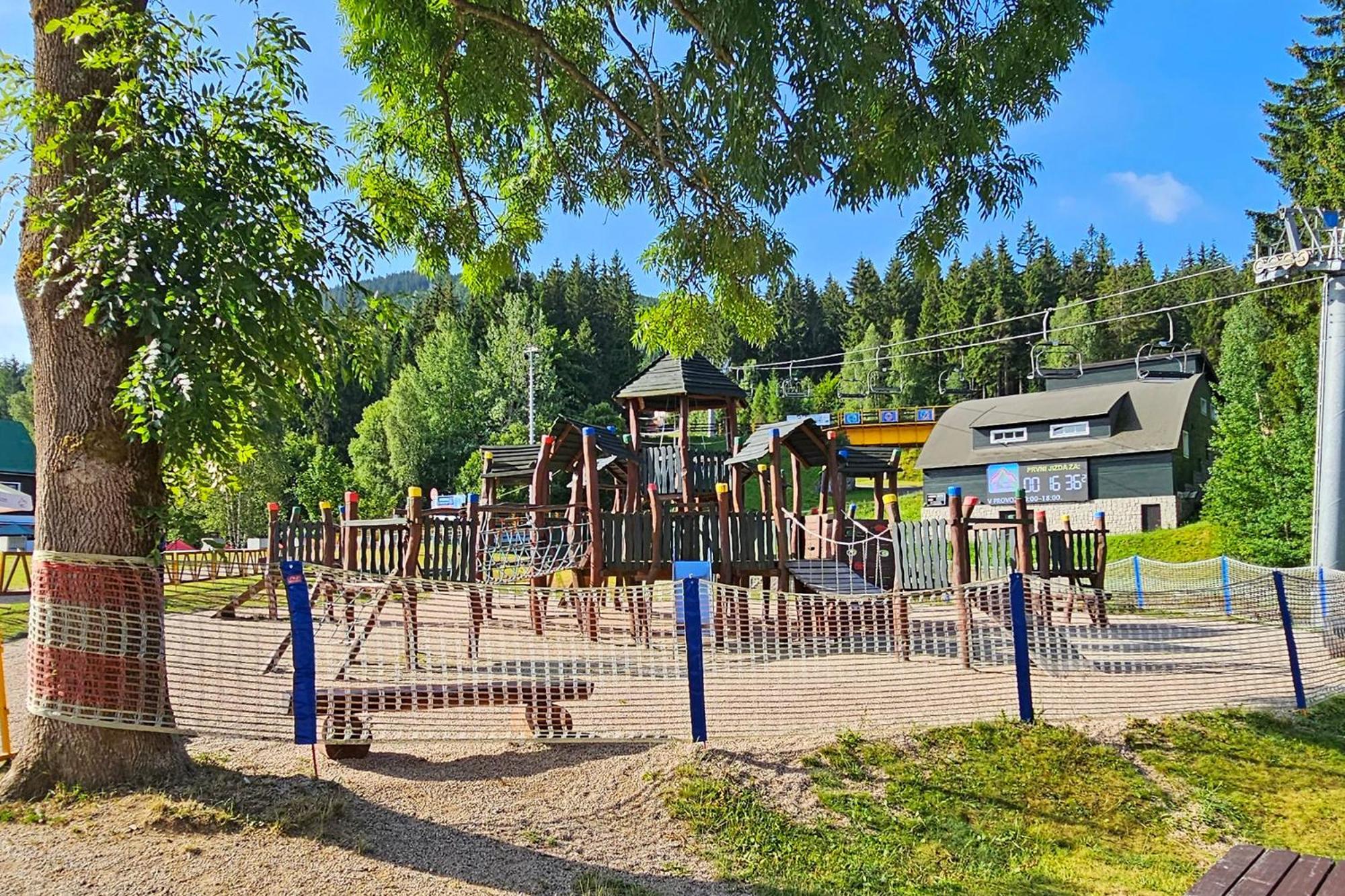 Enjoyharrachov - Atraktivni Klidny Klimatizovany Apartman 20 V Centru Harrachova S Parkovanim, Wifi-Wlan, Sat, Herni Konzoli, Ipad, Netflix Zdarma, Moznosti Dobijeni Auta, Vyhledem Do Zahrady A Na Romanticky Kostelik ภายนอก รูปภาพ