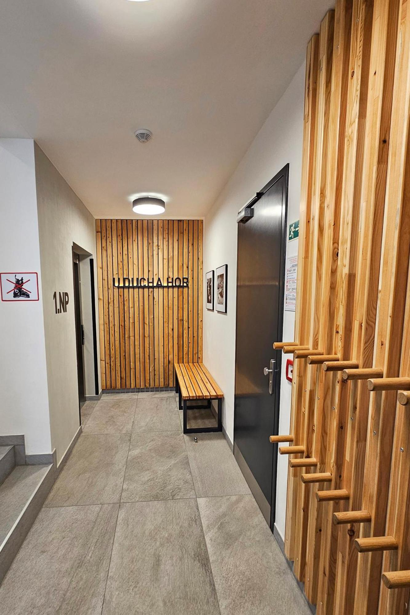 Enjoyharrachov - Atraktivni Klidny Klimatizovany Apartman 20 V Centru Harrachova S Parkovanim, Wifi-Wlan, Sat, Herni Konzoli, Ipad, Netflix Zdarma, Moznosti Dobijeni Auta, Vyhledem Do Zahrady A Na Romanticky Kostelik ภายนอก รูปภาพ