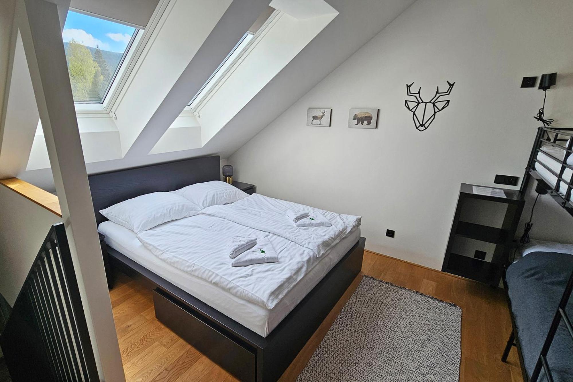Enjoyharrachov - Atraktivni Klidny Klimatizovany Apartman 20 V Centru Harrachova S Parkovanim, Wifi-Wlan, Sat, Herni Konzoli, Ipad, Netflix Zdarma, Moznosti Dobijeni Auta, Vyhledem Do Zahrady A Na Romanticky Kostelik ภายนอก รูปภาพ